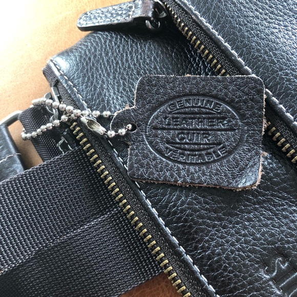 Roots Crossbody Messenger Bag - Pebbled Leather - As New Condition - Picture 6 of 8